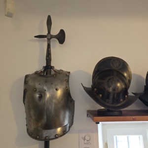 Stalowy napierśnik oraz stalowy hełm morion.