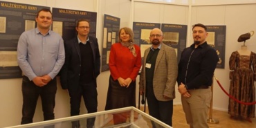od lewej: Łukasz Rosiński, kustosz Zamku w Liwie -Dawid Kołodyński, Dyrektor Zamku w Liwie - Eliza Czapska, dr Jacek Konik - Muzeum Niepodległości w Warszawie, Kacper Małkiński