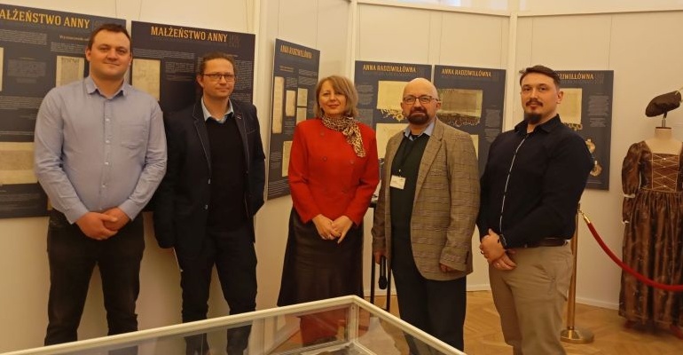 od lewej: Łukasz Rosiński, kustosz Zamku w Liwie -Dawid Kołodyński, Dyrektor Zamku w Liwie - Eliza Czapska, dr Jacek Konik - Muzeum Niepodległości w Warszawie, Kacper Małkiński