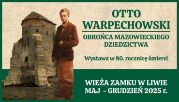 Otto Warpechowski stoi obok średniowiecznej wieży zamku na tle mapy, promując wystawę z okazji 80. rocznicy jego śmierci
