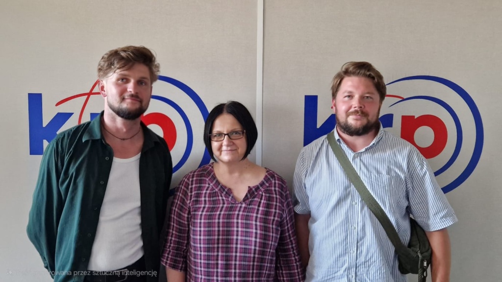 Trzy osoby na tle logotypu Katolickie Radio Podlasie