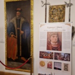 Wnętrze muzealne. Dużoformatowy portret i rollup wystawowy.