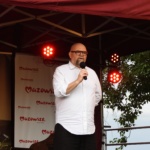 Mężczyzna mówiący do mikrofonu.