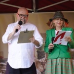 Mężczyzna i kobieta przemawiają na scenie.