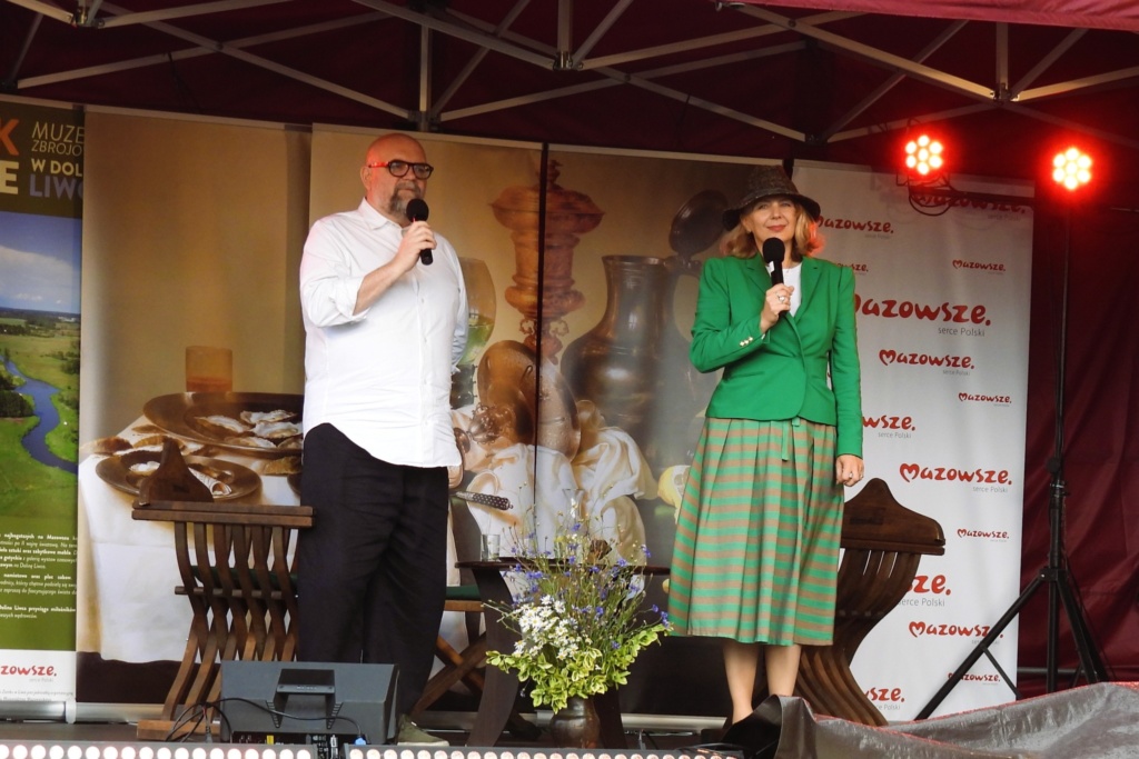 Mężczyzna i kobieta przemawiają na scenie.