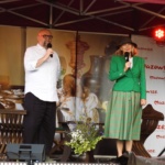 Mężczyzna i kobieta przemawiają na scenie.