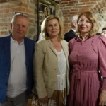 Dwie kobiety i mężczyzna pozujący do zdjęcia.