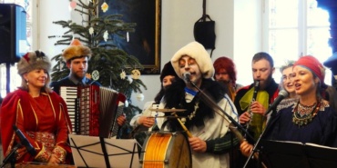 Muzycy śpiewający i grający na instrumentach.