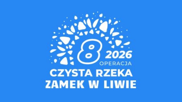 Białe abstrakcyjne kształty tworzą okrągły wzór wokół dużej cyfry 8 i roku 2026, z polskim tekstem poniżej: Operacja Czysta Rzeka Zamek w Liwie na jasnoniebieskim tle.