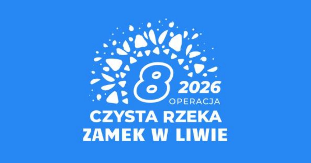 Białe abstrakcyjne kształty tworzą okrągły wzór wokół dużej cyfry 8 i roku 2026, z polskim tekstem poniżej: Operacja Czysta Rzeka Zamek w Liwie na jasnoniebieskim tle.
