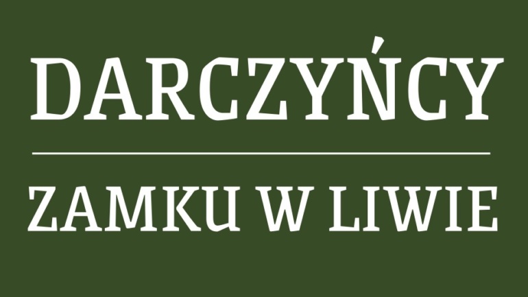 Na zielonym tle widnieje biała, stylizowana inskrypcja: "DARCZYŃCY ZAMKU W LIWIE