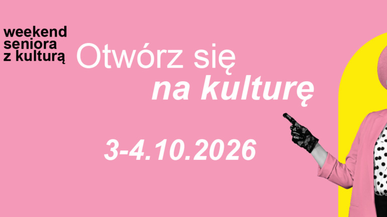 Kobieta w różowej kurtce i z różowym kapeluszem, z uśmiechem wskazuje na hasło "Otwórz się na kulturę" na tle różowo-żółtej grafiki, promując wydarzenie "weekend seniora z kulturą