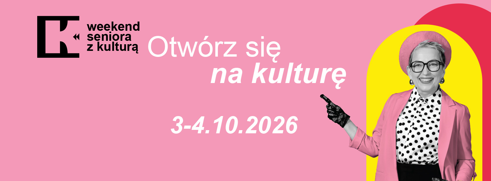 Kobieta w różowej kurtce i z różowym kapeluszem, z uśmiechem wskazuje na hasło "Otwórz się na kulturę" na tle różowo-żółtej grafiki, promując wydarzenie "weekend seniora z kulturą